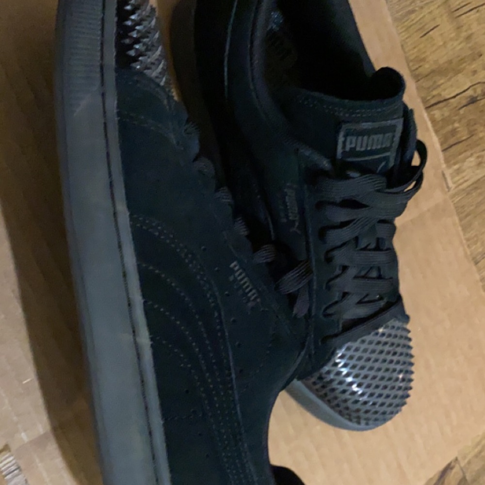 Pumas Black Suede